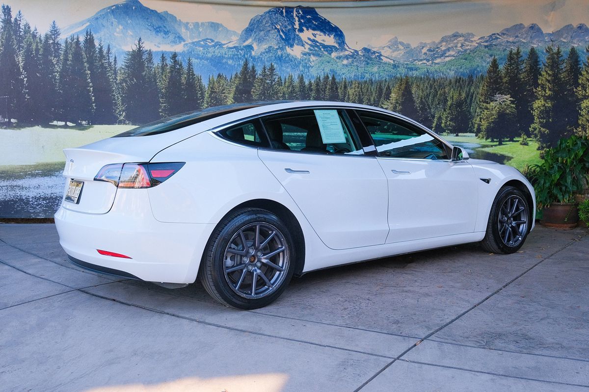 Tesla Model 3 photo 5