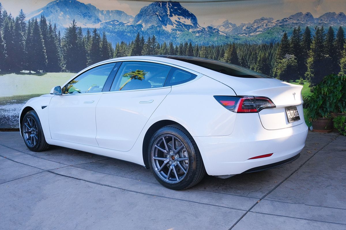 Tesla Model 3 photo 4