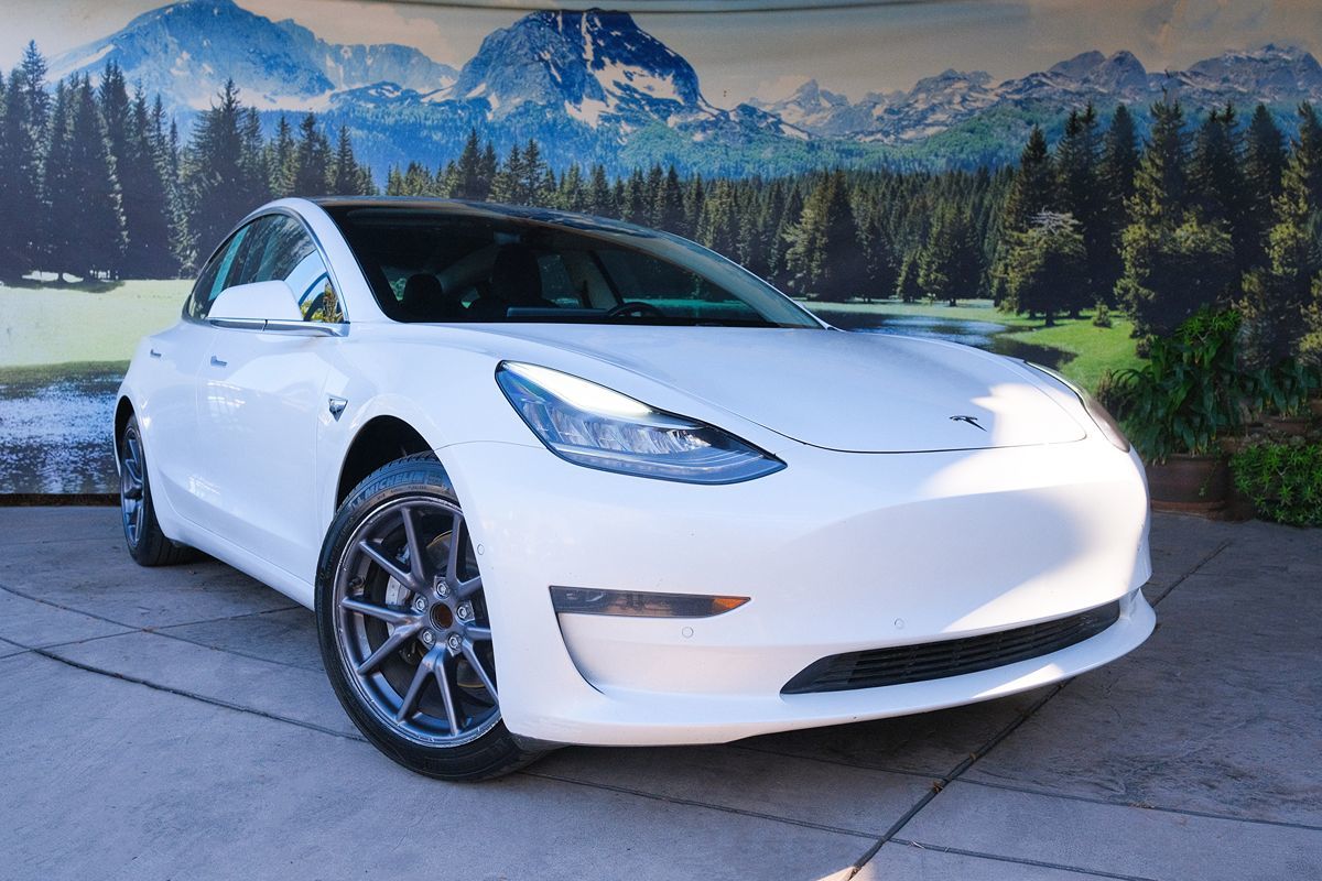 Tesla Model 3 photo 3