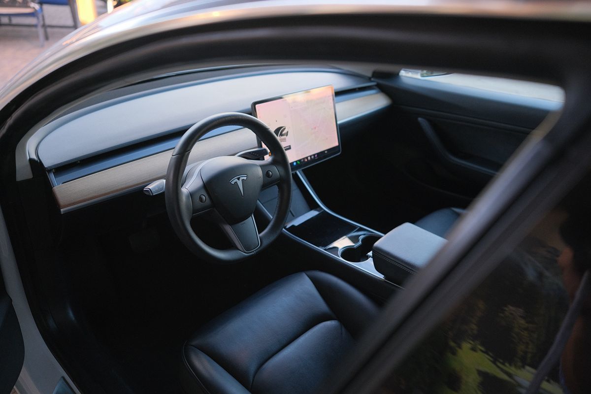 Tesla Model 3 photo 8