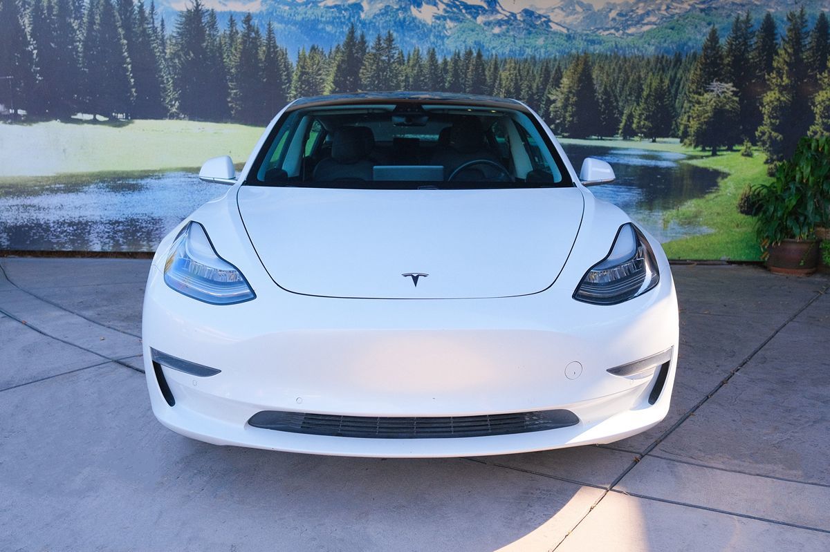 Tesla Model 3 photo 2