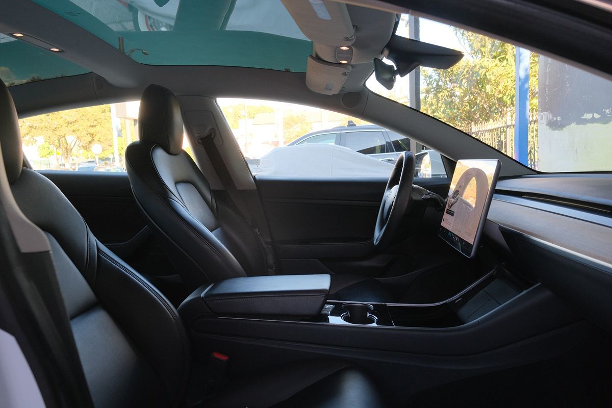 Tesla Model 3 photo 22