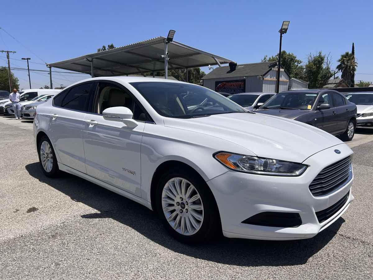 2016 Ford Fusion SE Hybrid photo 3