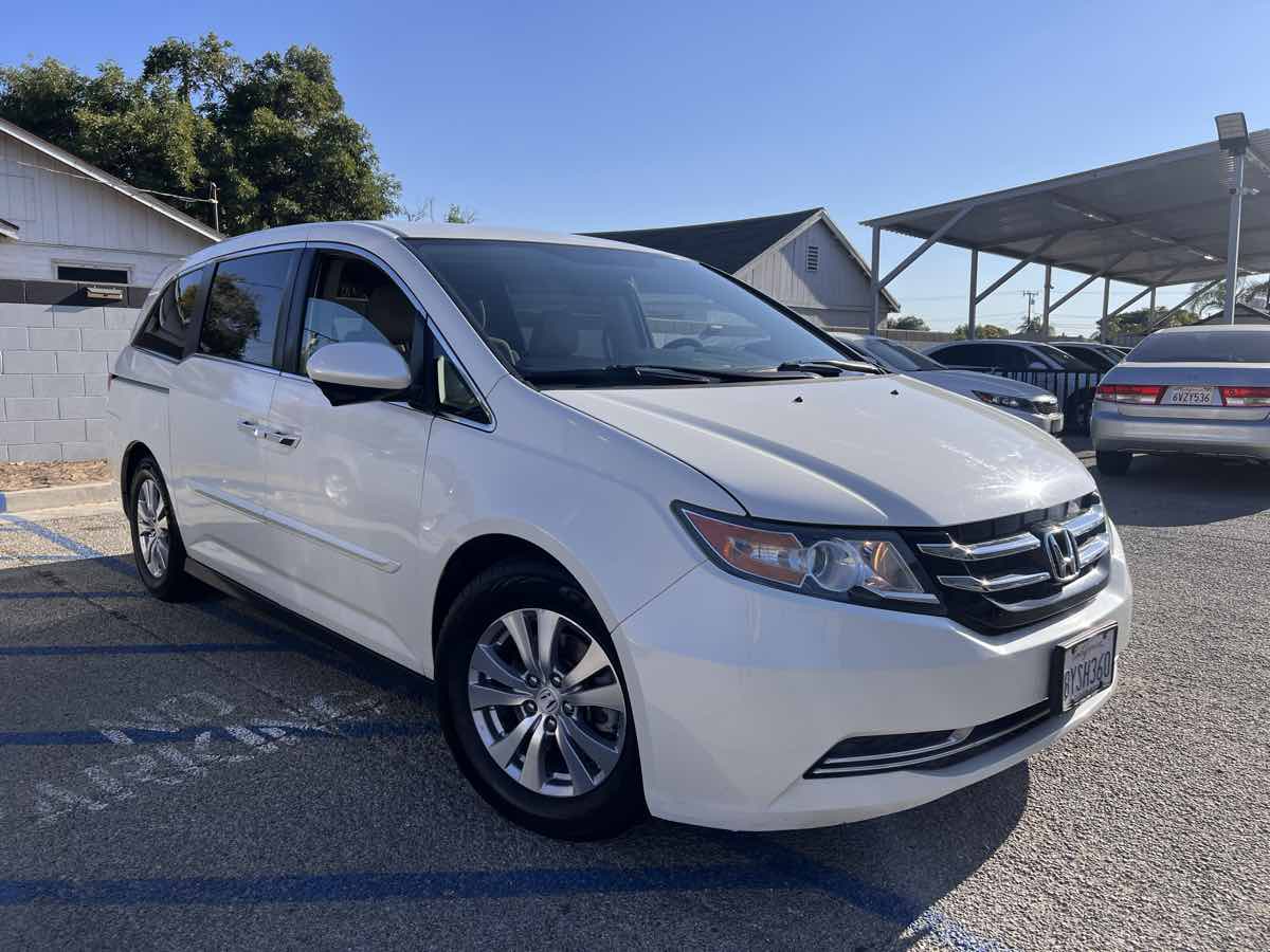 2016 Honda Odyssey SE photo 2