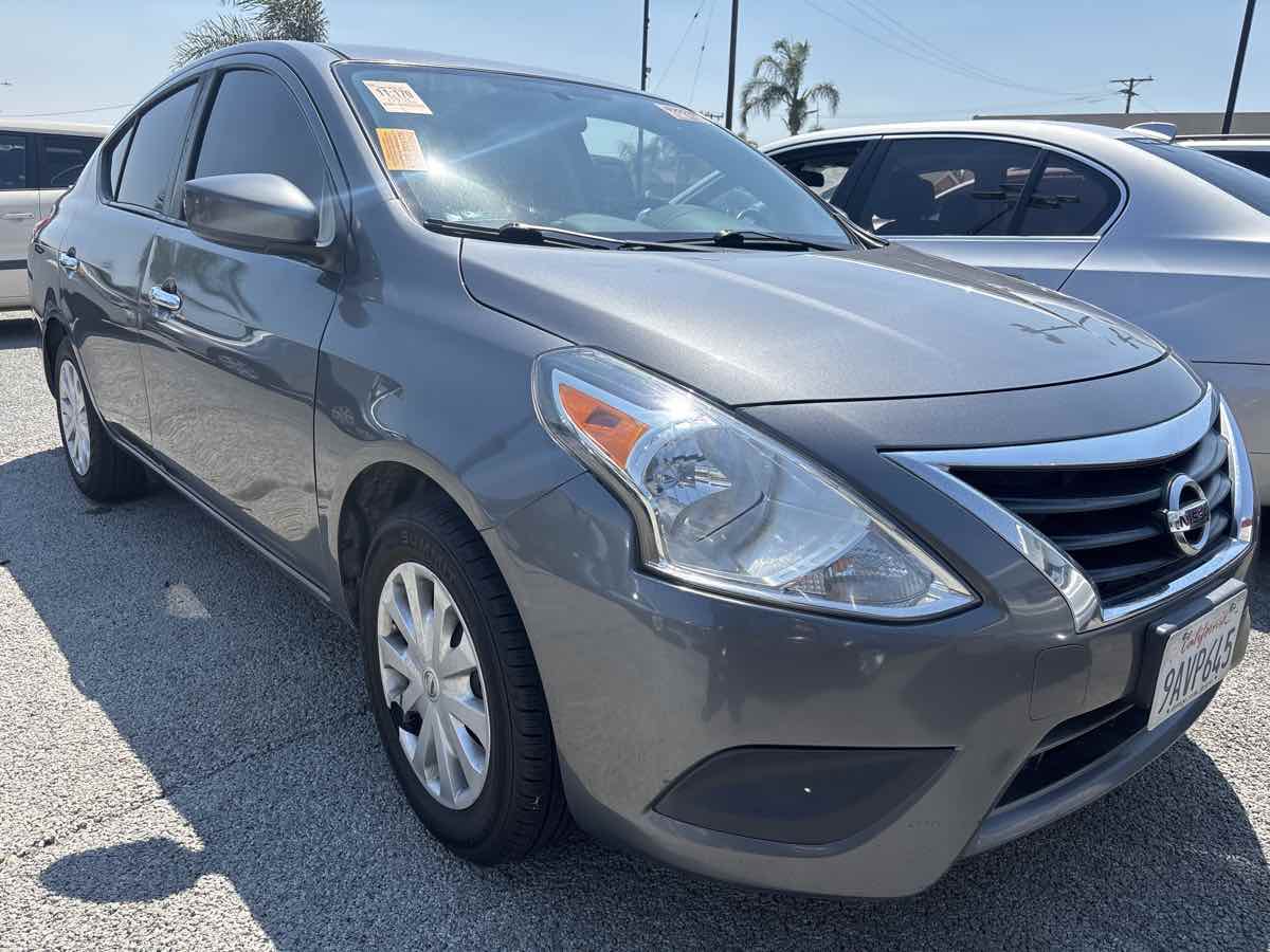 2019 Nissan Versa Sedan SV photo 4