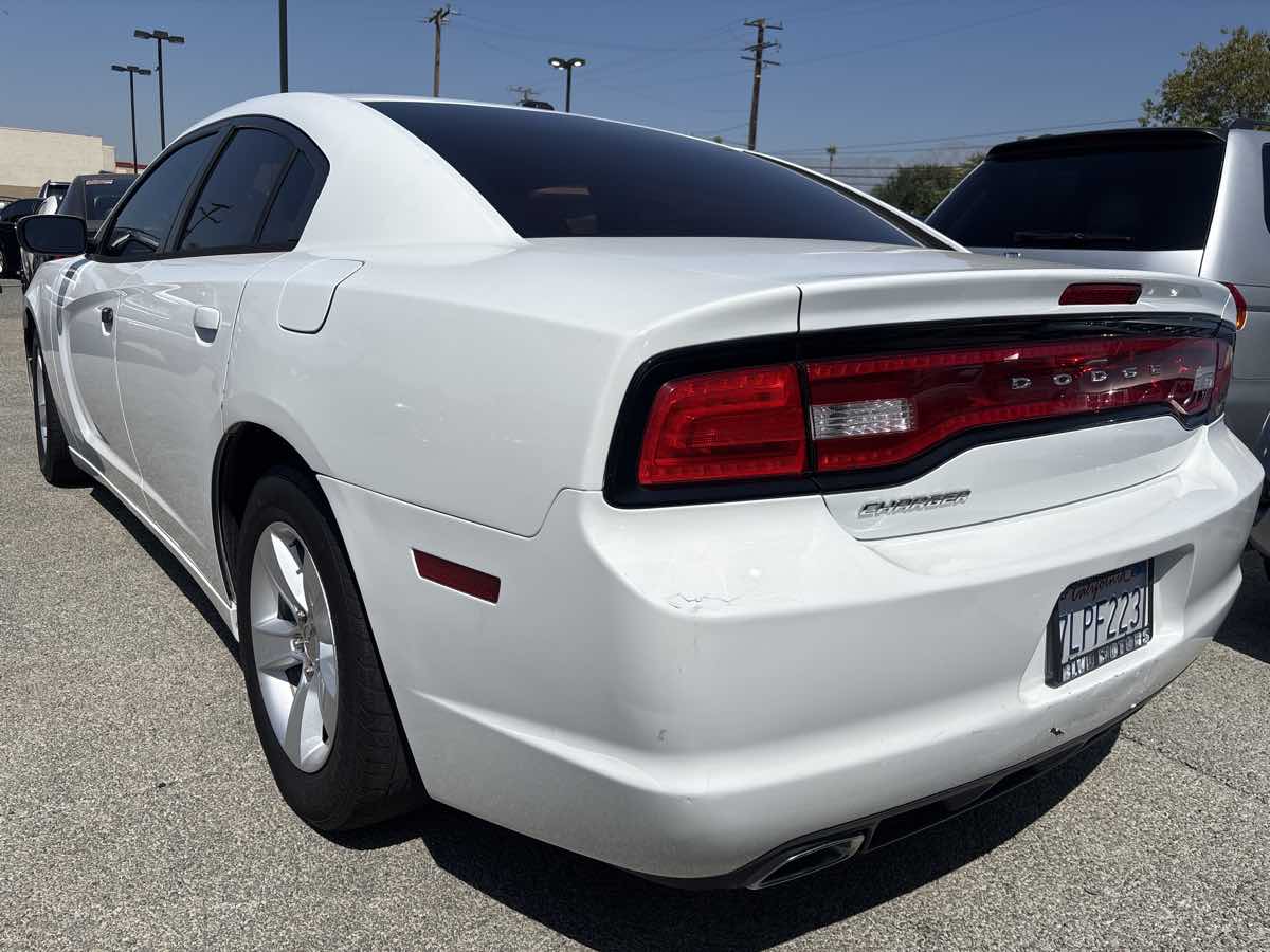 2013 Dodge Charger SE photo 2