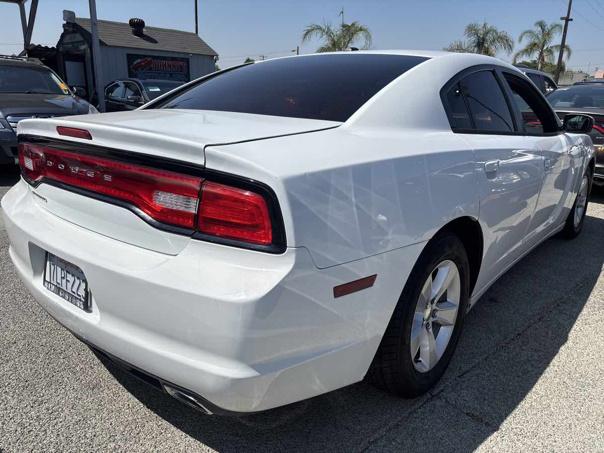 2013 Dodge Charger SE photo 3
