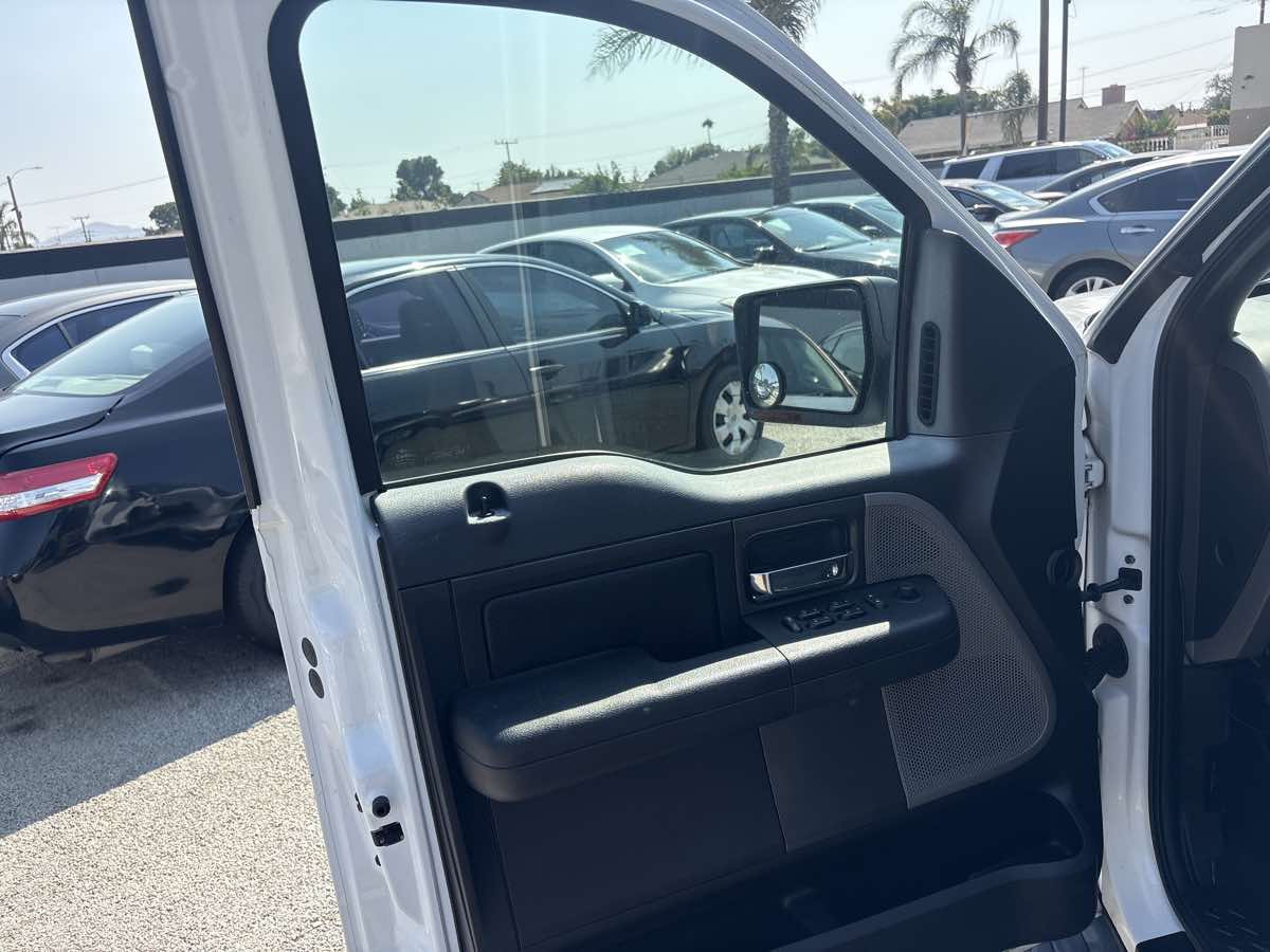 2004 Ford F-150 XLT photo 9
