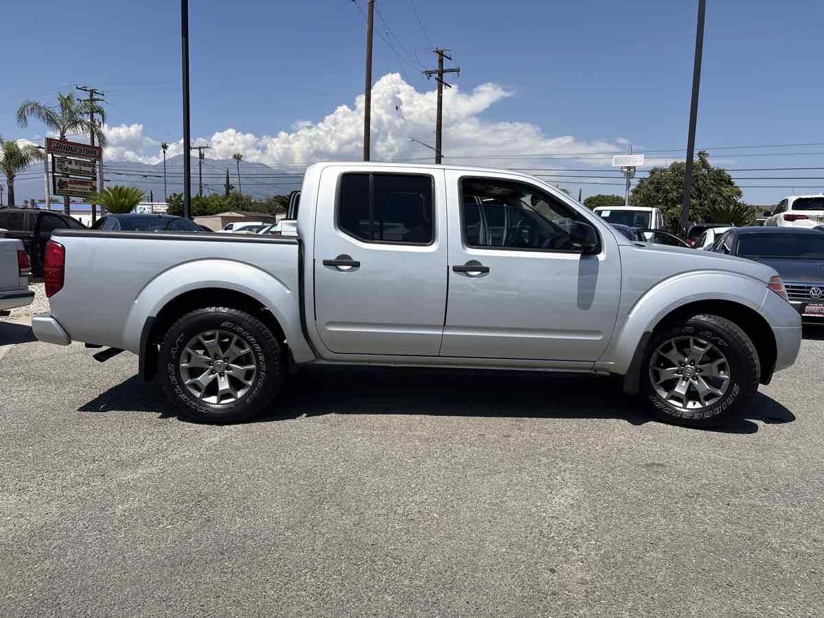 2021 Nissan Frontier SV photo 2