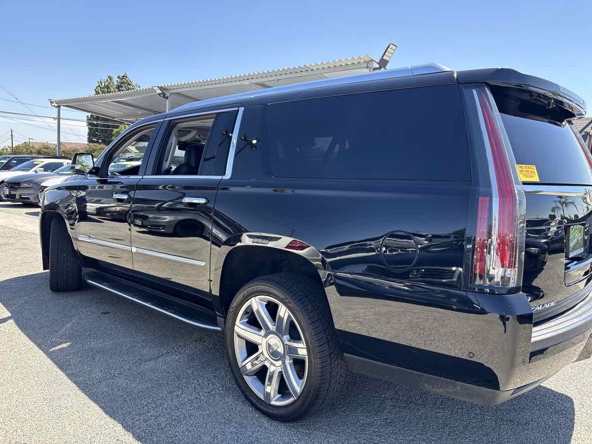 2020 Cadillac Escalade ESV Luxury photo 2