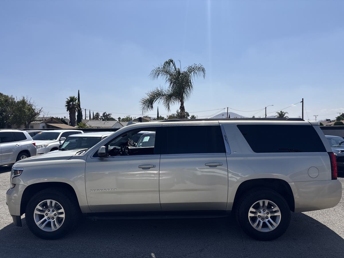 2017 Chevrolet Suburban LT photo 3