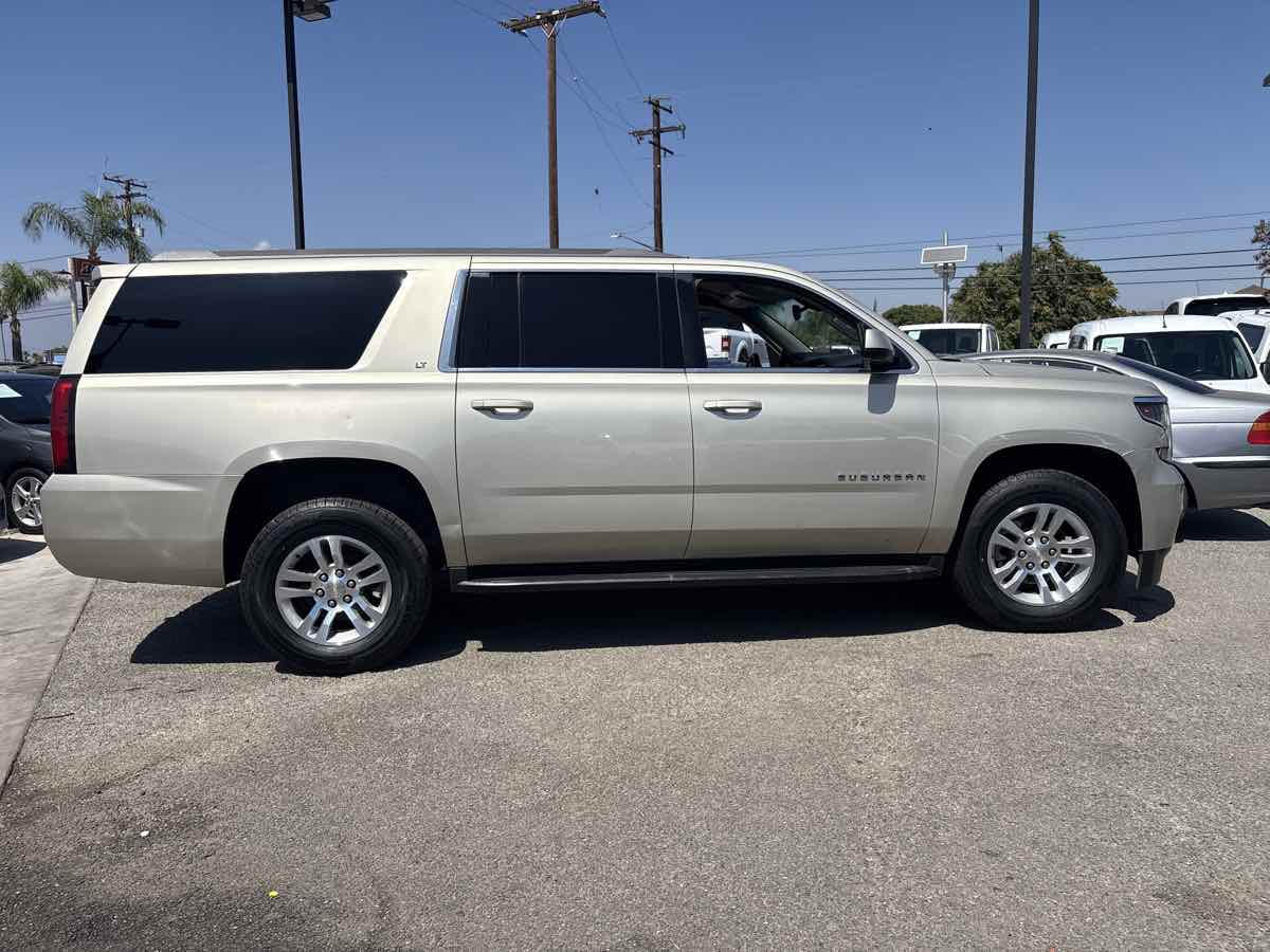 2017 Chevrolet Suburban LT photo 5
