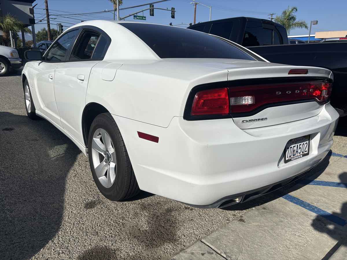 2014 Dodge Charger SE photo 4