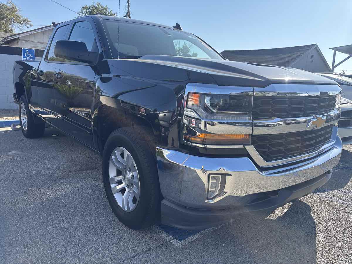 2017 Chevrolet Silverado 1500 LT photo 2