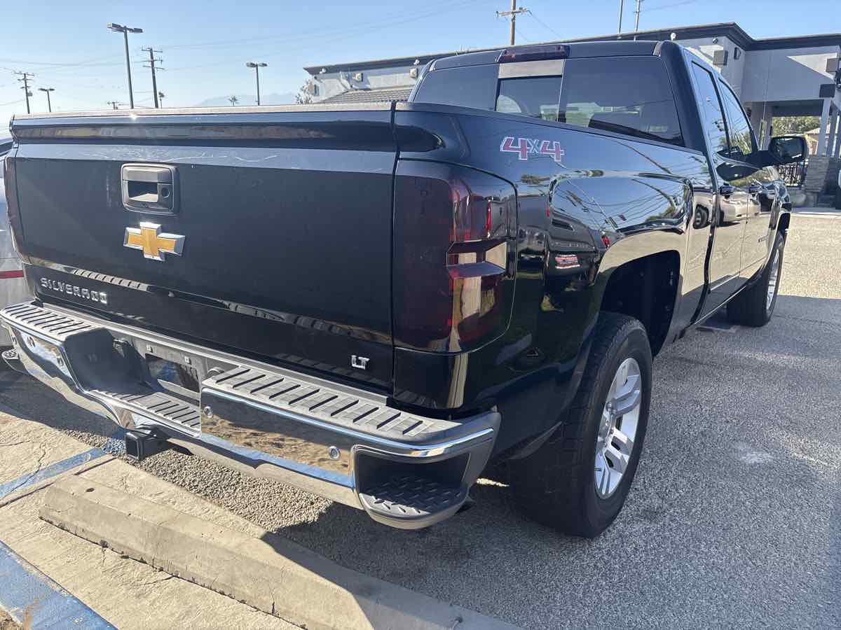 2017 Chevrolet Silverado 1500 LT photo 3