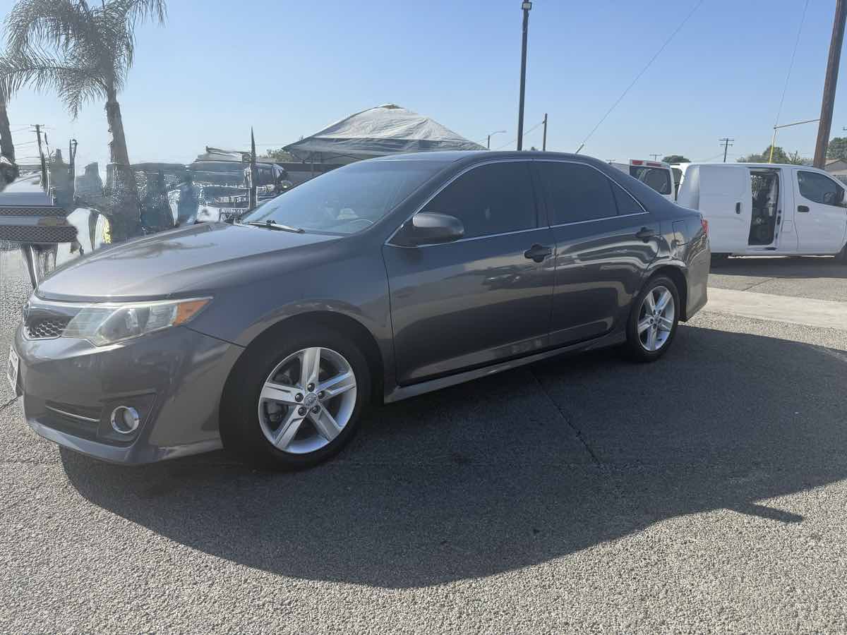 2012 Toyota Camry L photo 2