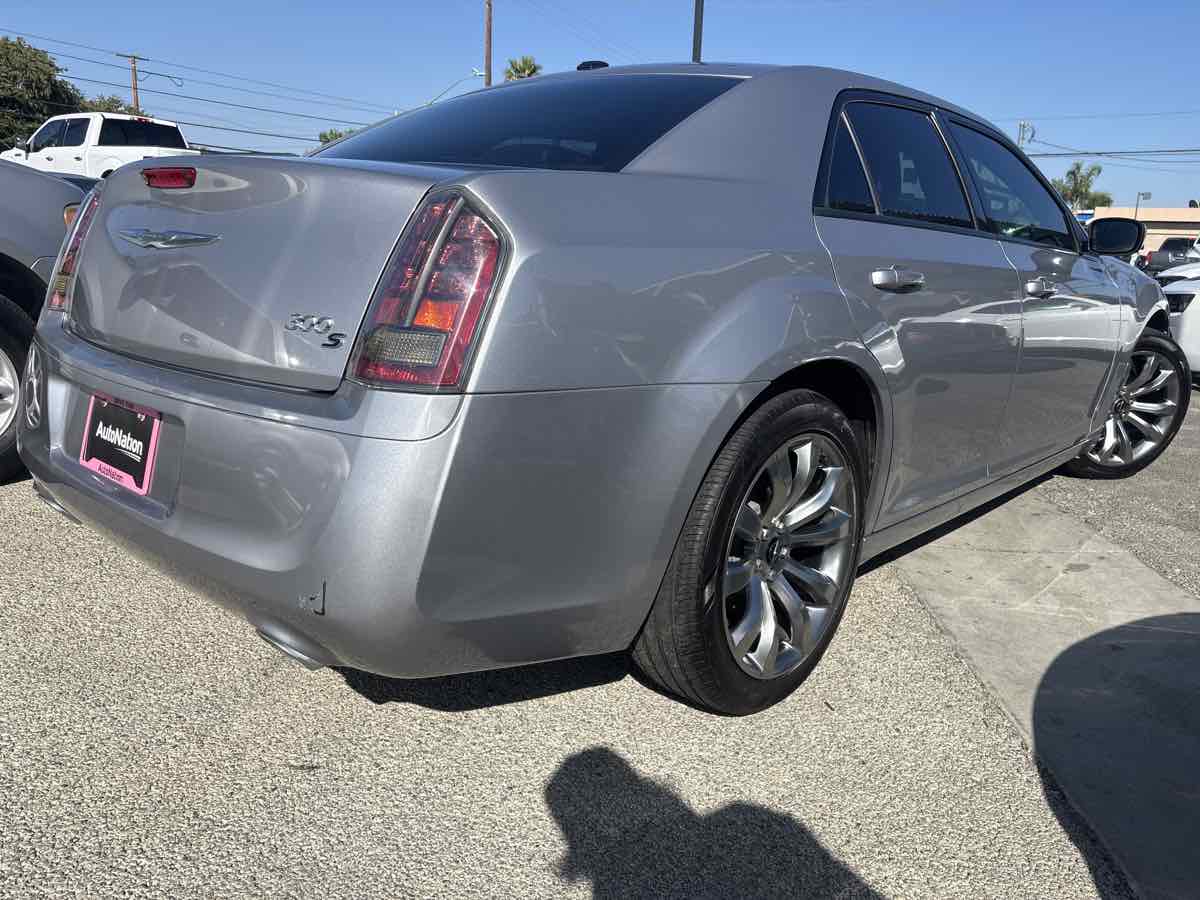 2014 Chrysler 300 photo 2