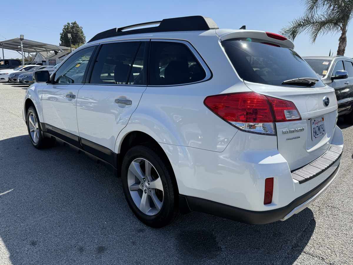 2013 Subaru Outback 2.5i Limited photo 2