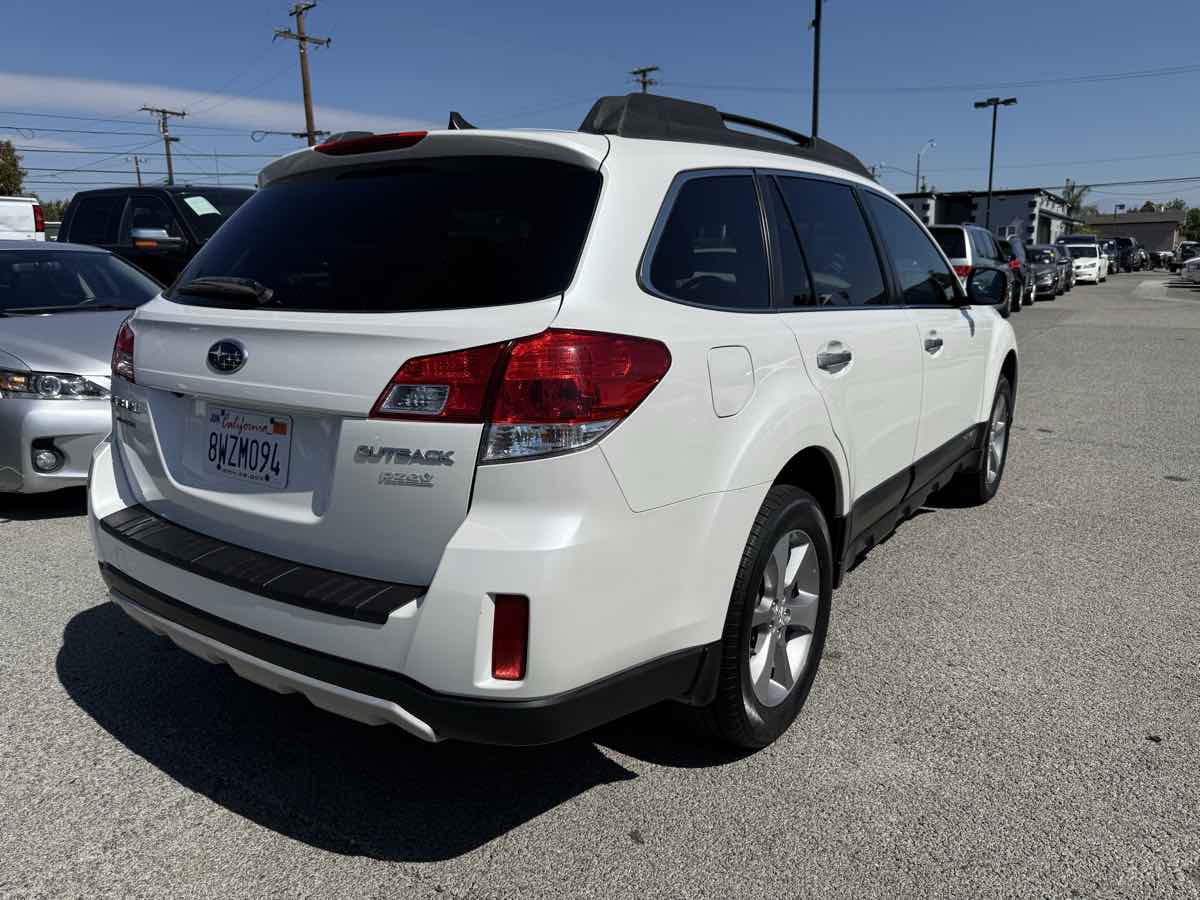 2013 Subaru Outback 2.5i Limited photo 4