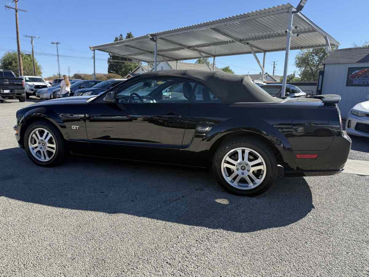 2005 Ford Mustang GT Deluxe Convertible photo 2