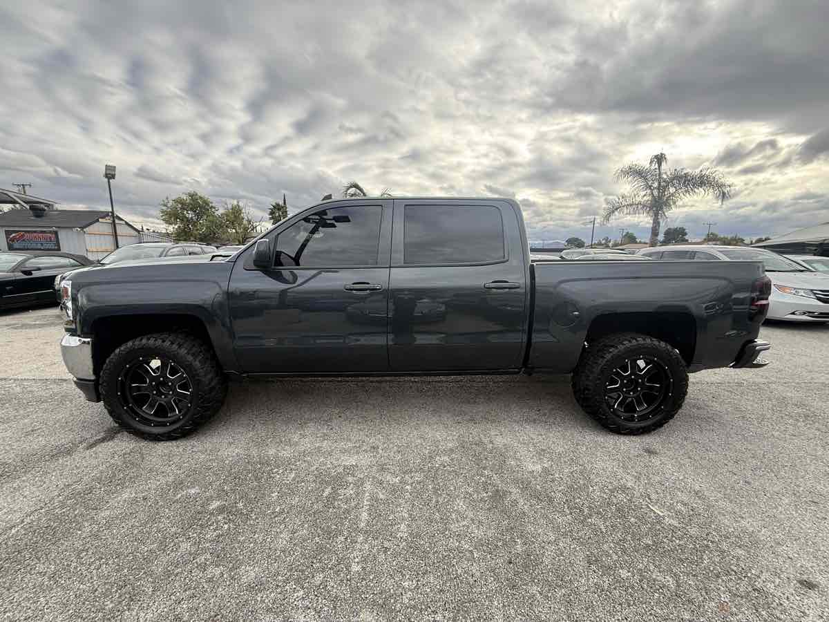 2017 Chevrolet Silverado 1500 LT photo 2