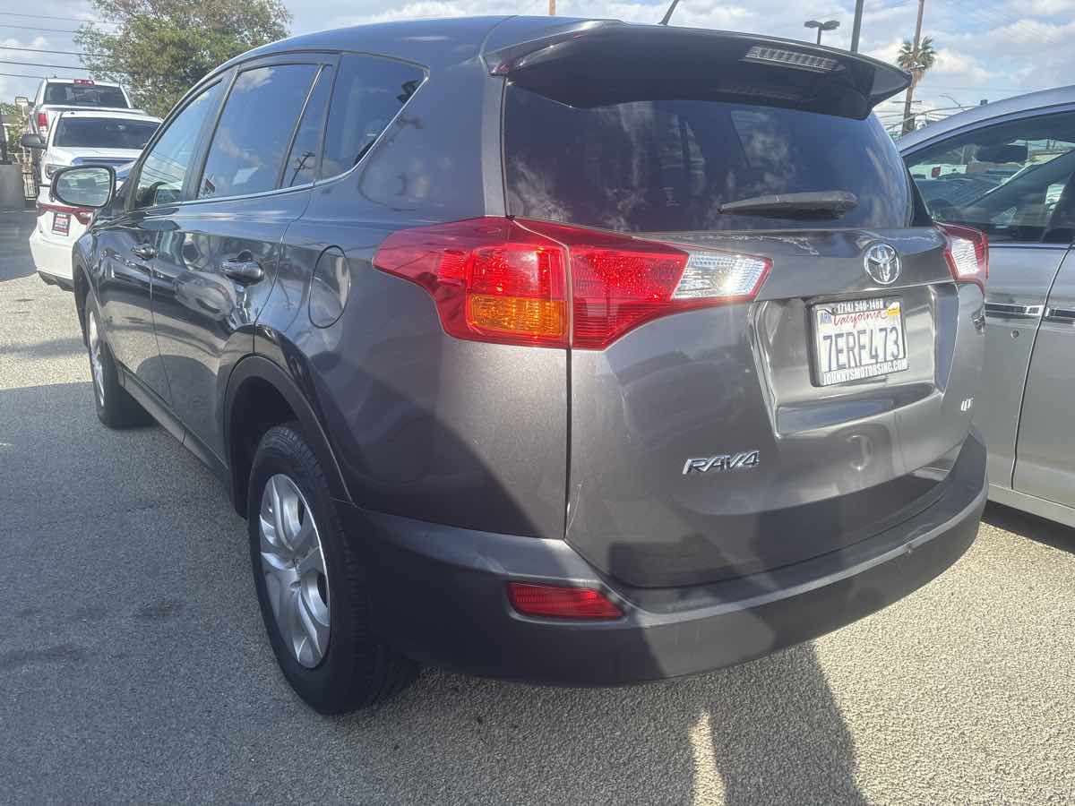 2014 Toyota RAV4 LE photo 2