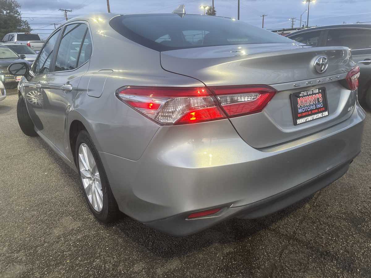 2019 Toyota Camry SE XLE photo 2