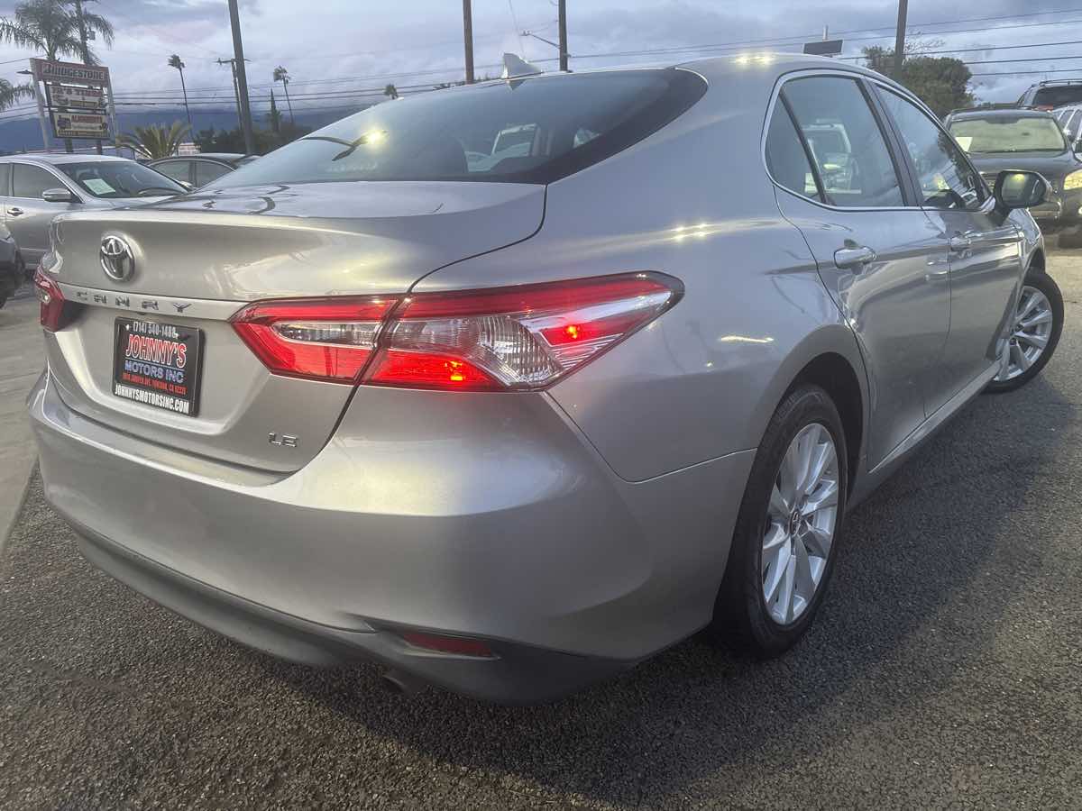 2019 Toyota Camry SE XLE photo 3