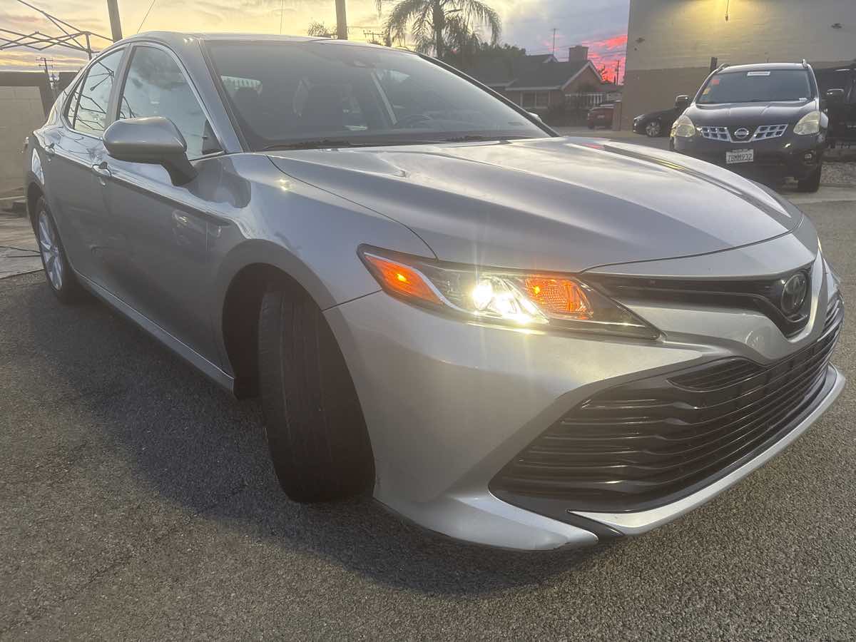 2019 Toyota Camry SE XLE photo 4
