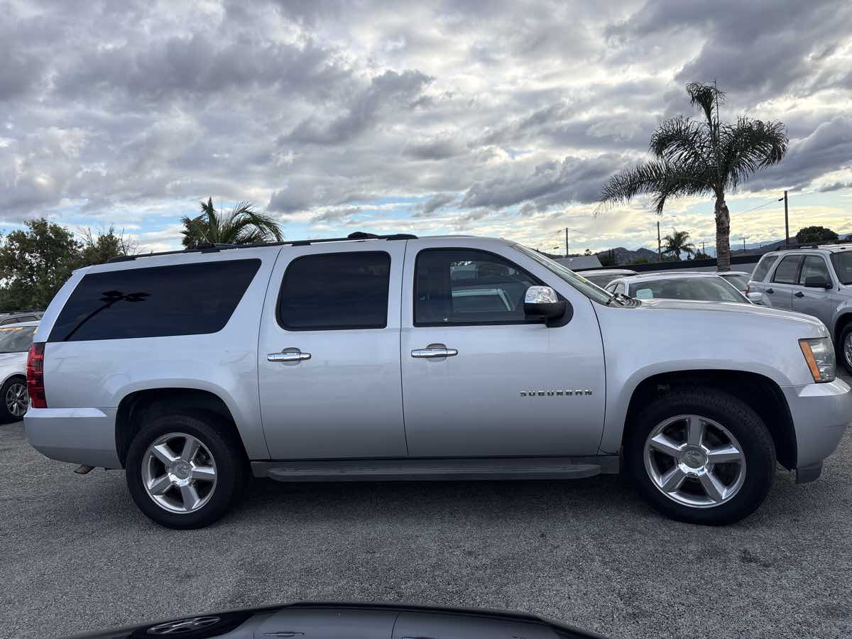 2013 Chevrolet Suburban LS photo 4