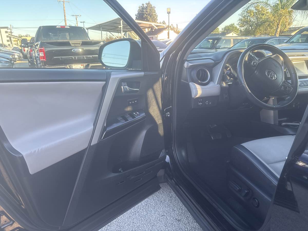 2016 Toyota RAV4 Limited photo 4