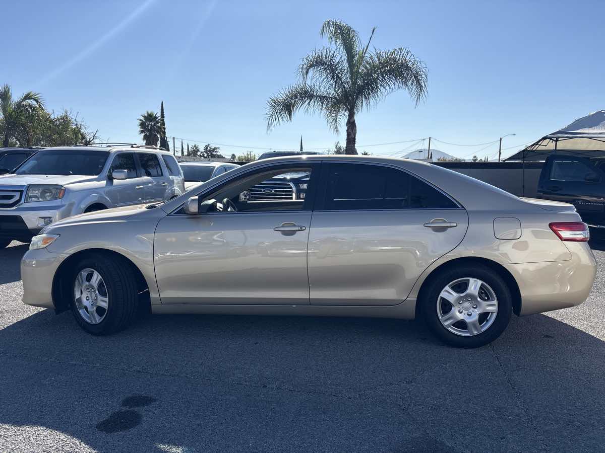 2010 Toyota Camry LE photo 2