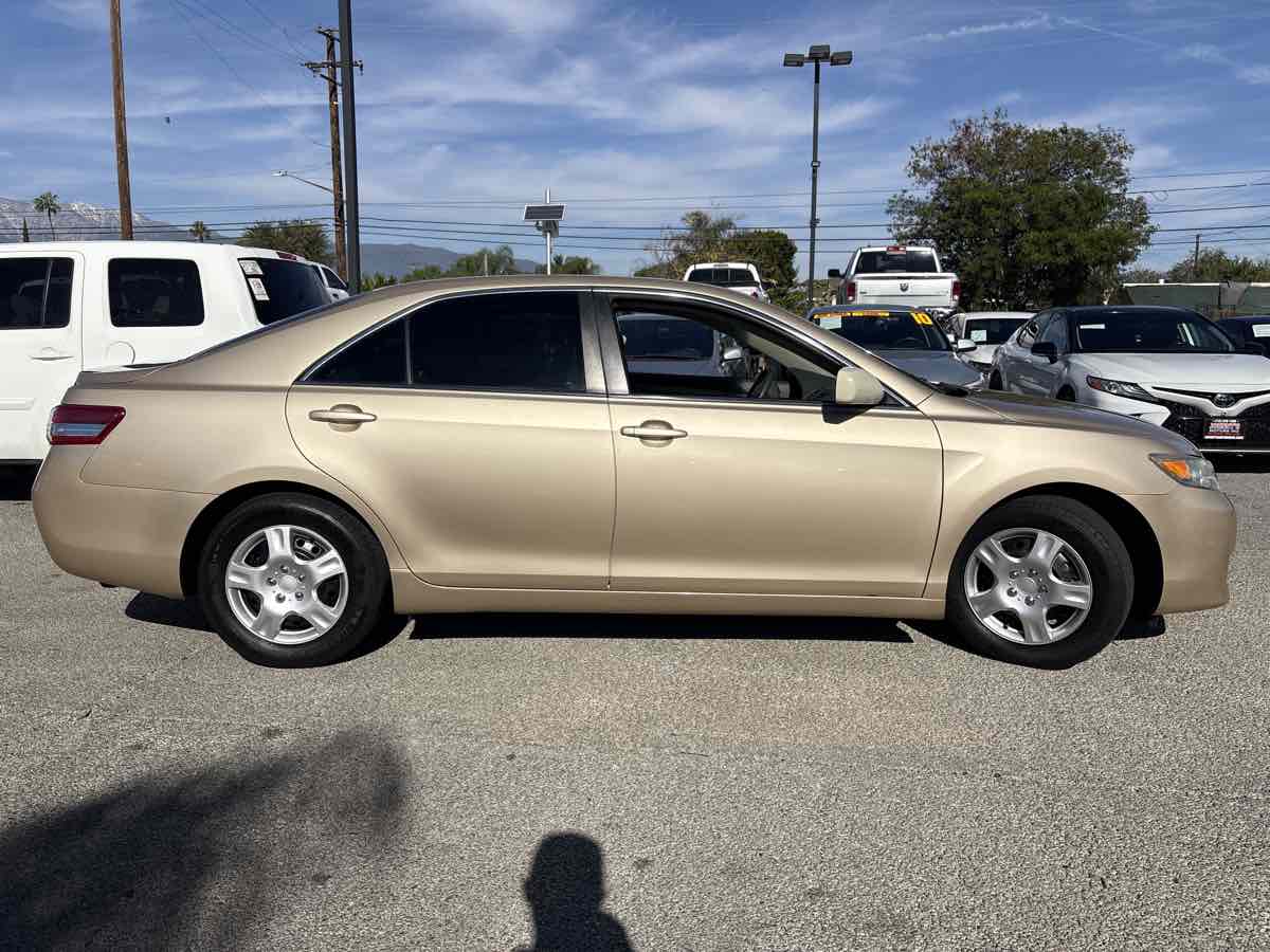 2010 Toyota Camry LE photo 4