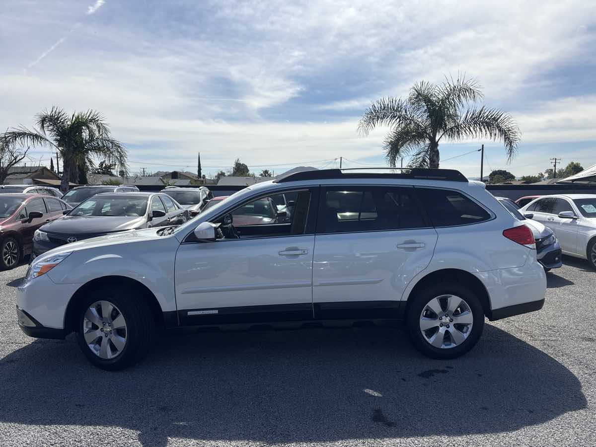 2012 Subaru Outback Premium - Photo 2