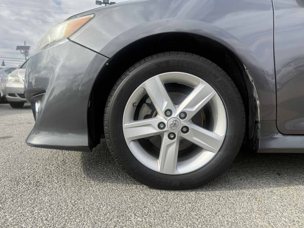 2014 Toyota Camry SE - Photo 3