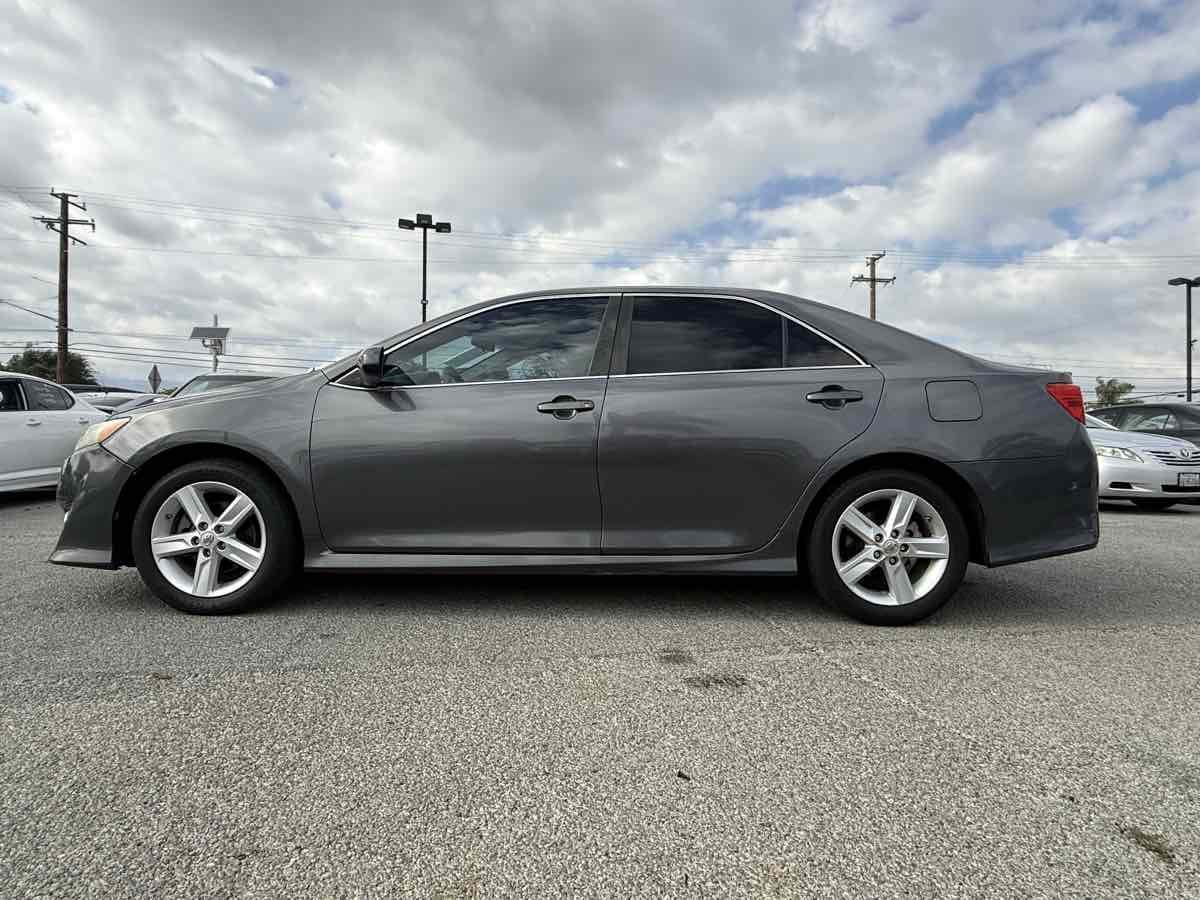 2014 Toyota Camry SE - Photo 2