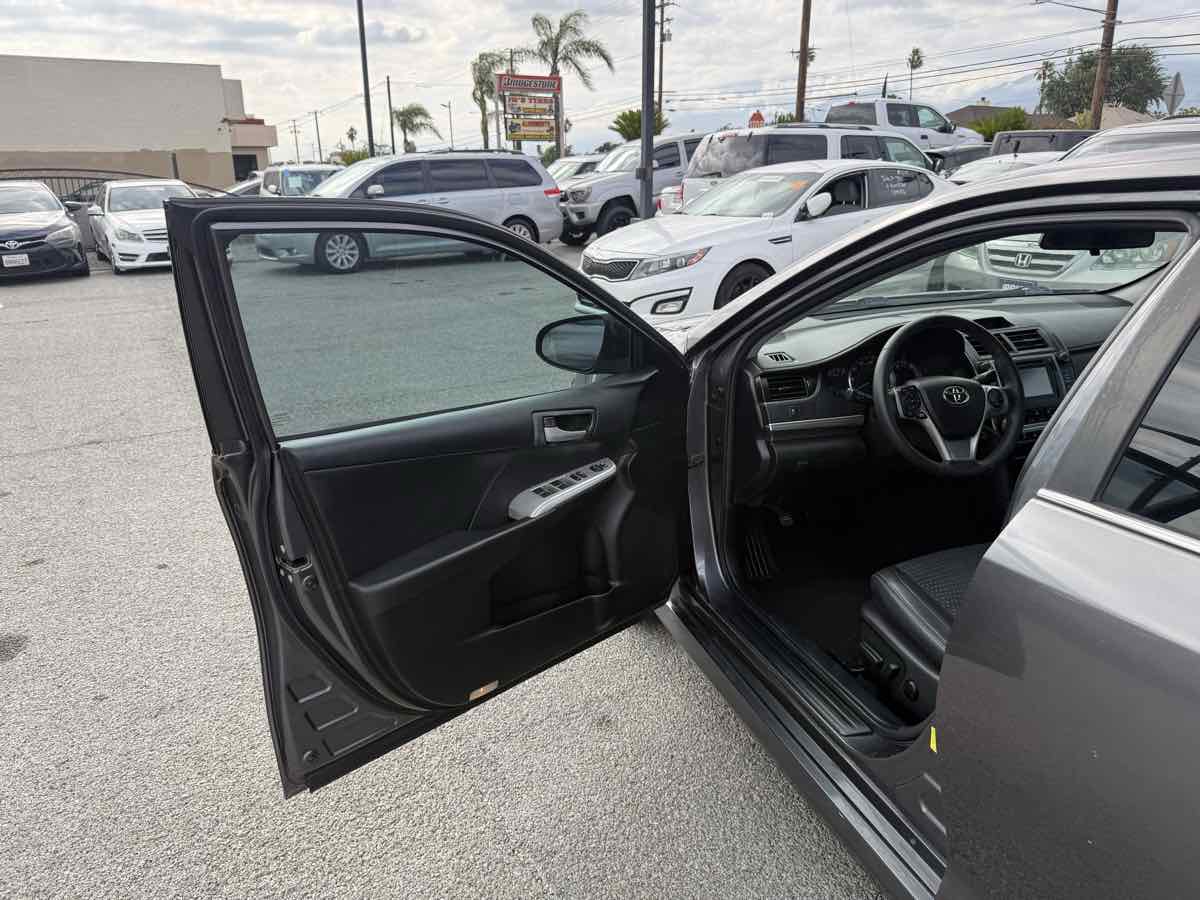 2014 Toyota Camry SE - Photo 5