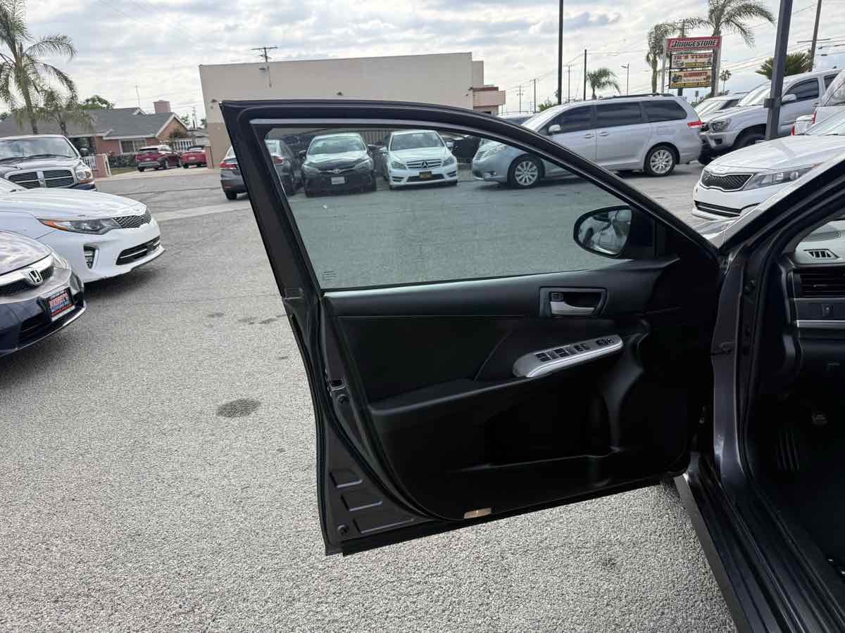 2014 Toyota Camry SE - Photo 6