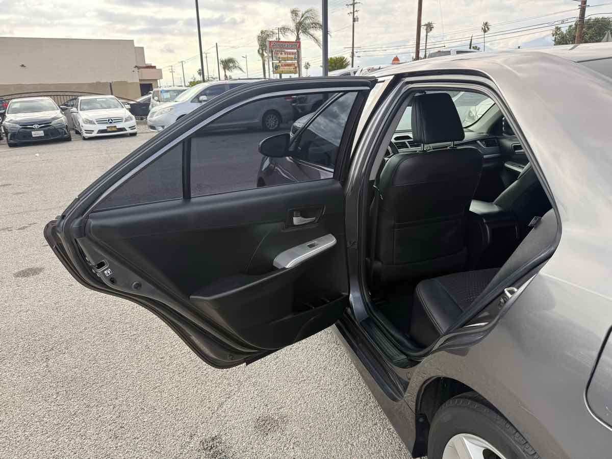 2014 Toyota Camry SE - Photo 14
