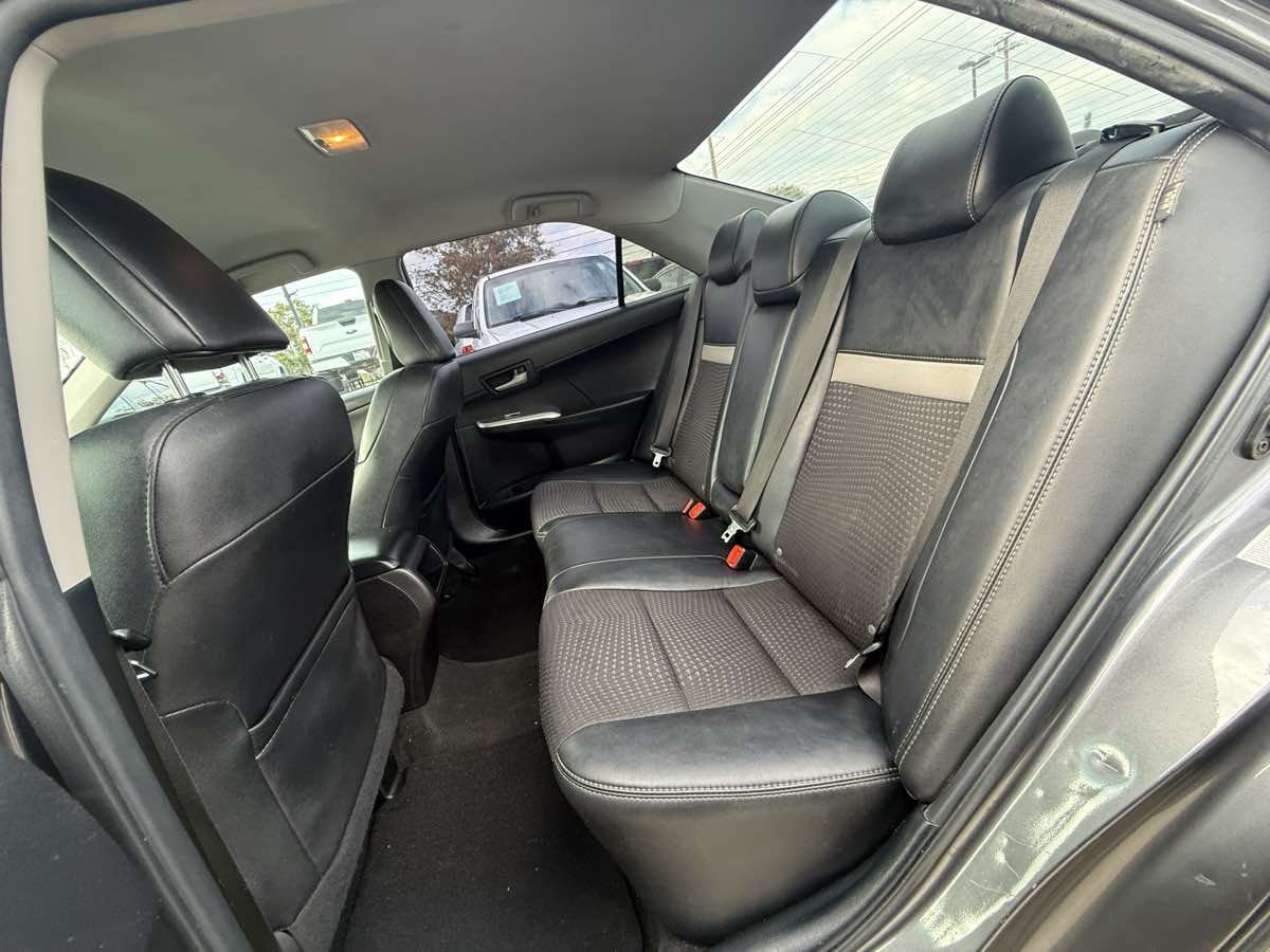 2014 Toyota Camry SE - Photo 18