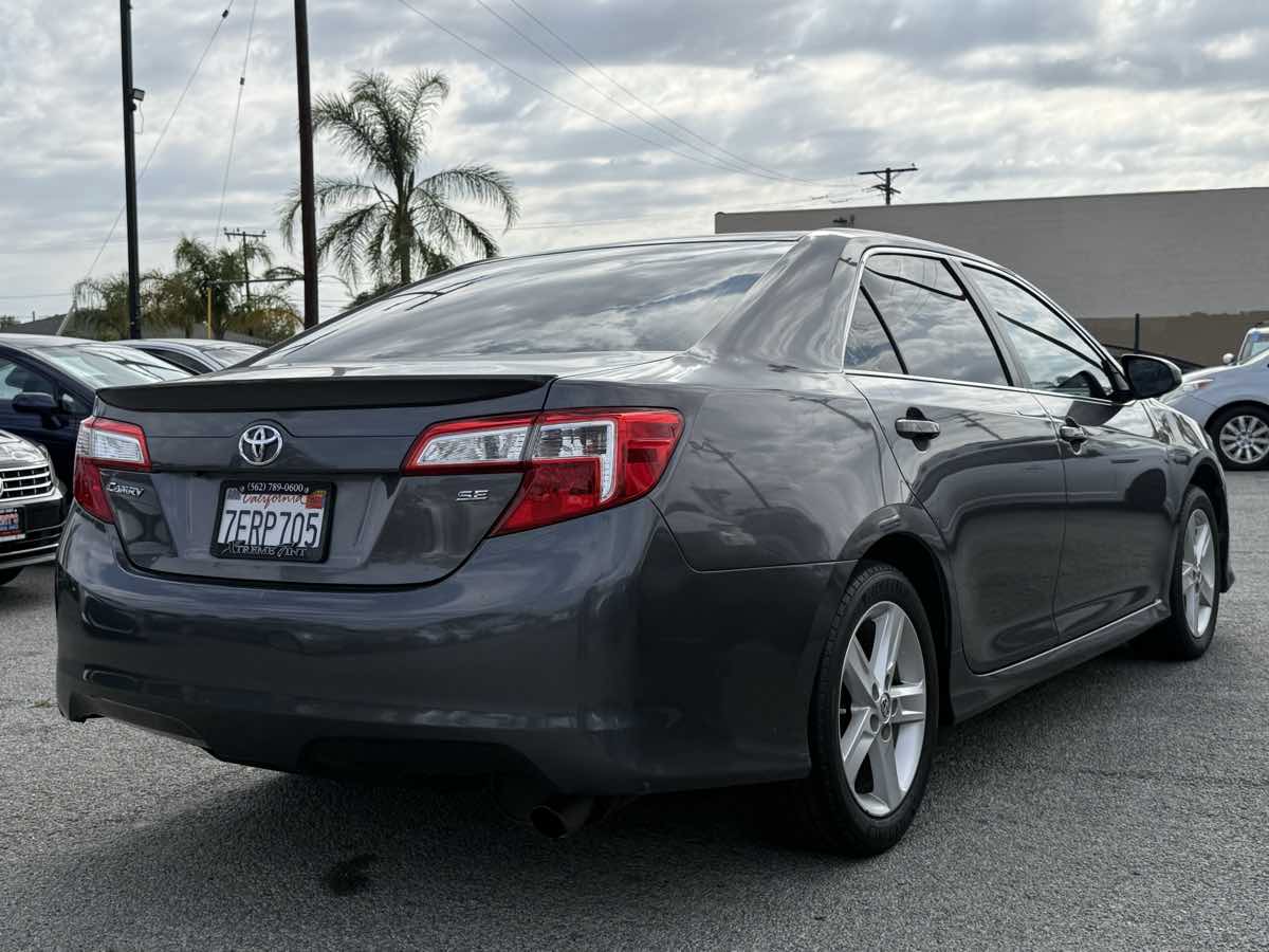 2014 Toyota Camry SE - Photo 31