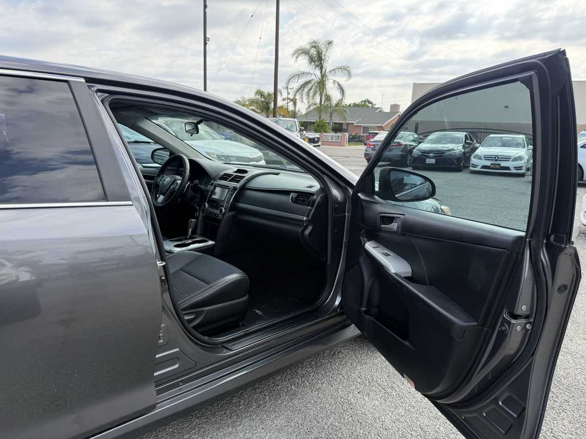 2014 Toyota Camry SE - Photo 38