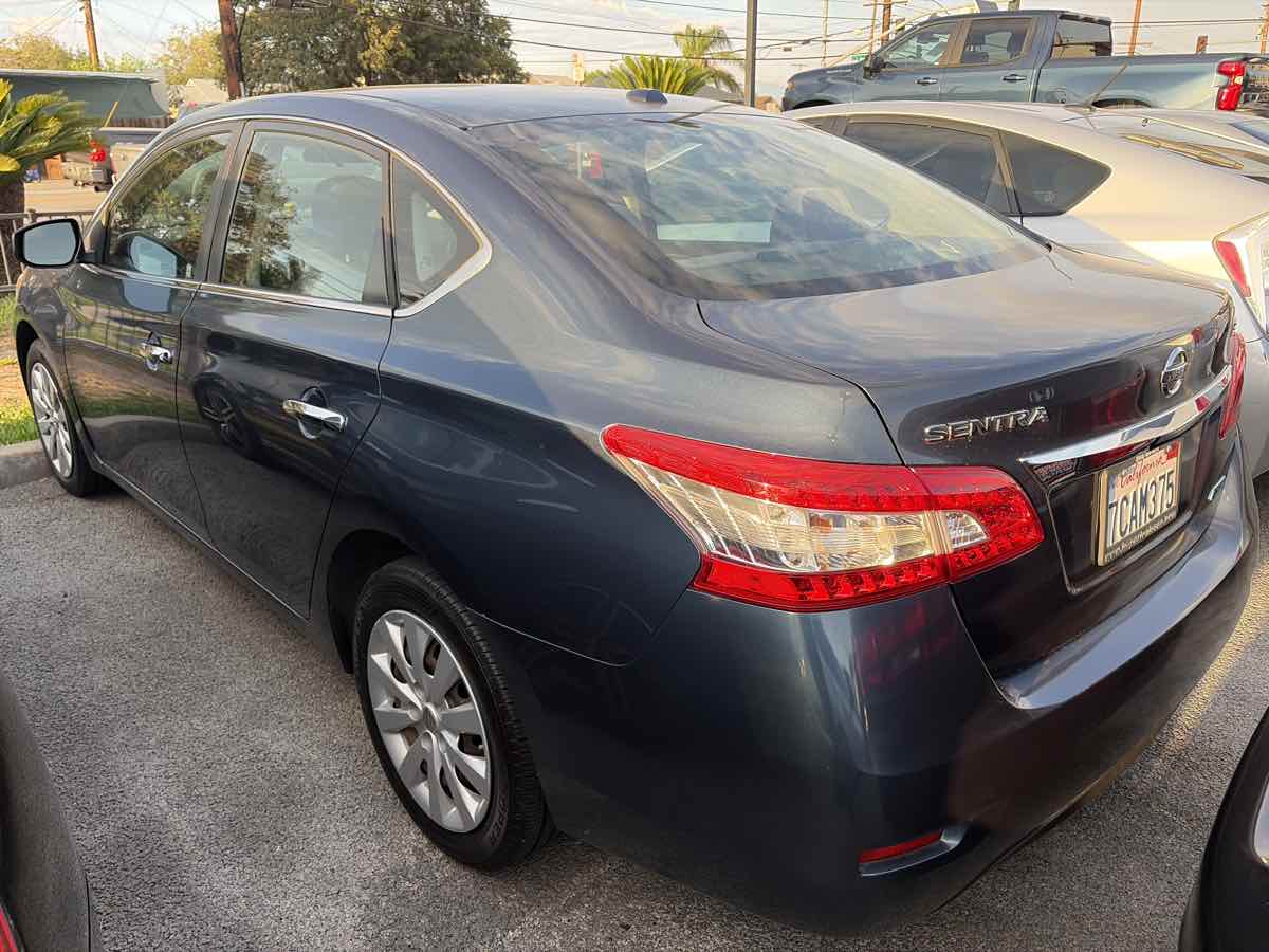 Nissan Sentra photo 2