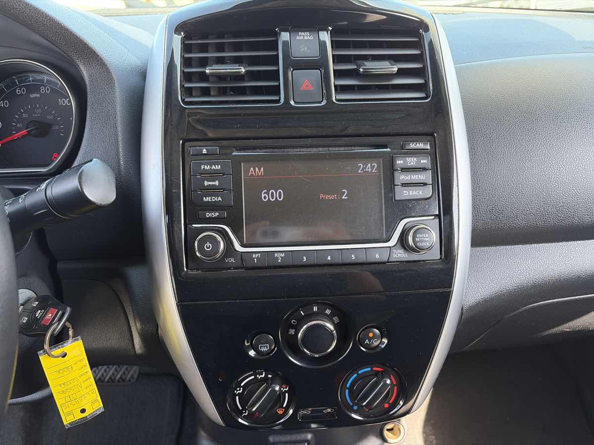 Nissan Versa photo 16