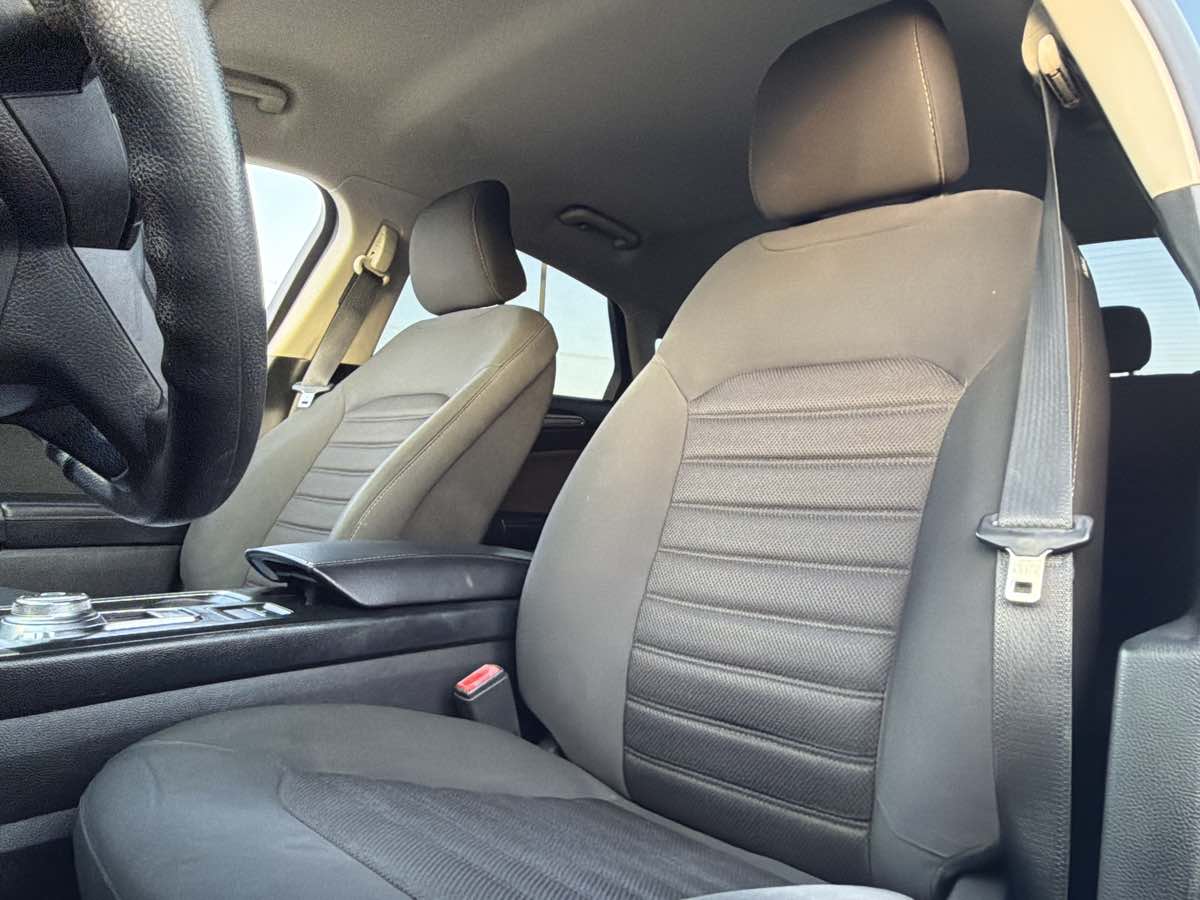 Ford Fusion photo 8