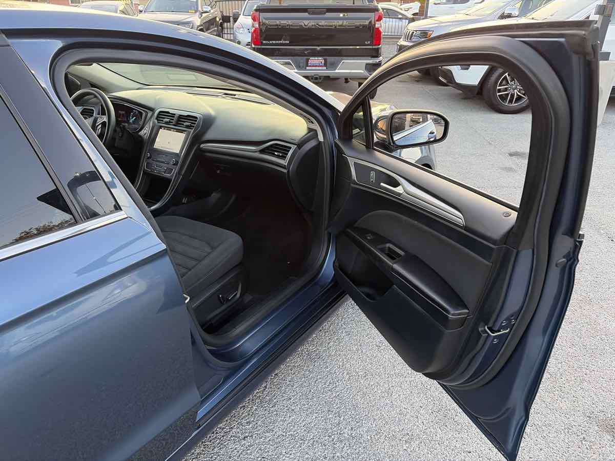 Ford Fusion photo 24