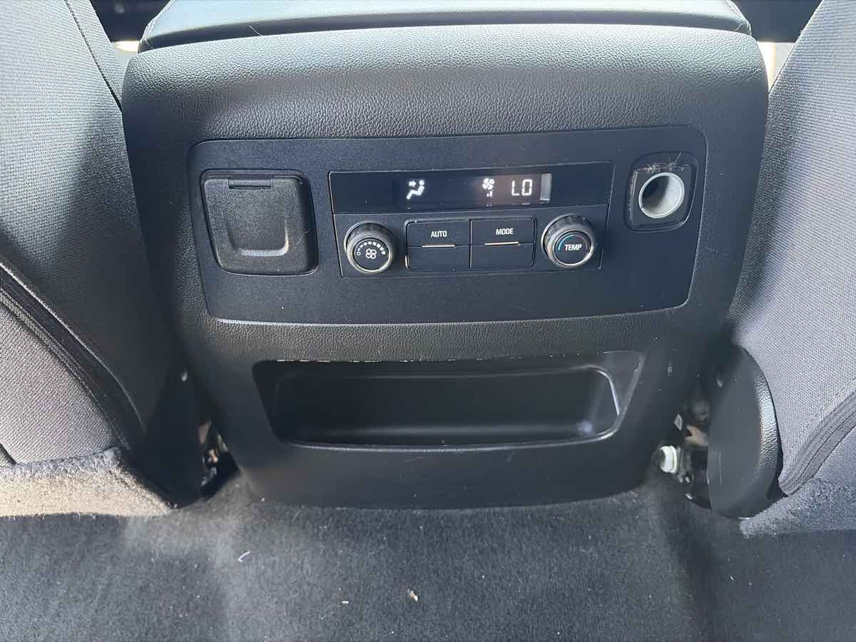 Chevrolet Tahoe photo 14