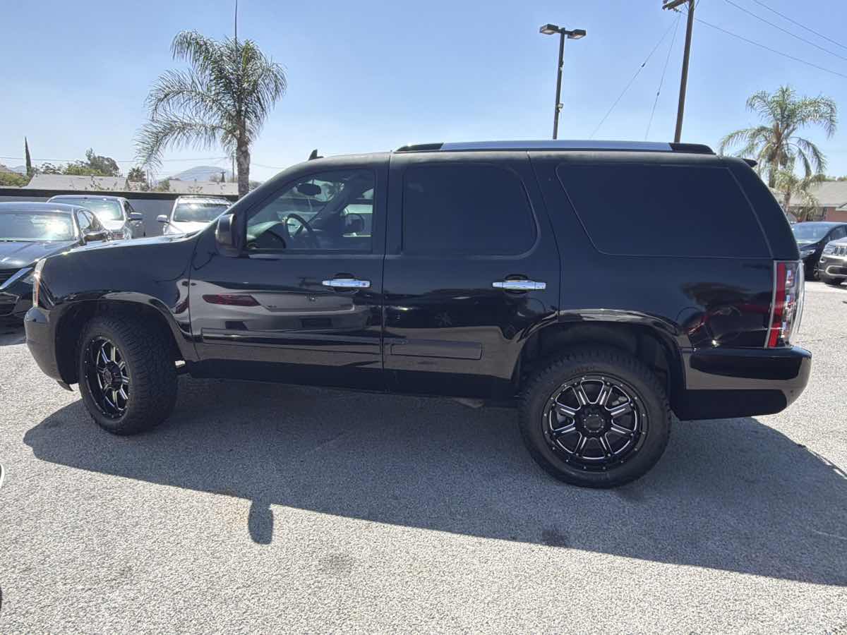 GMC Yukon photo 2