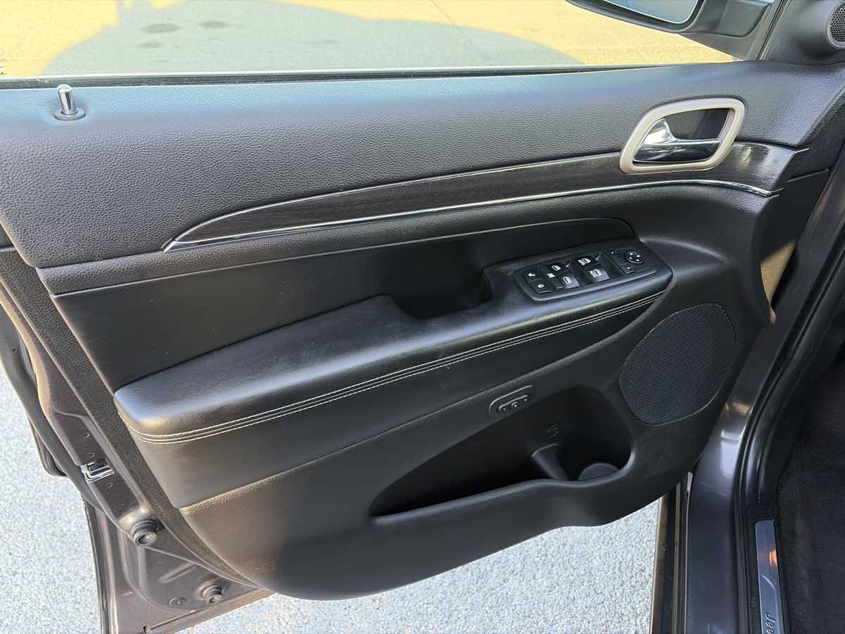 Jeep Grand Cherokee photo 9