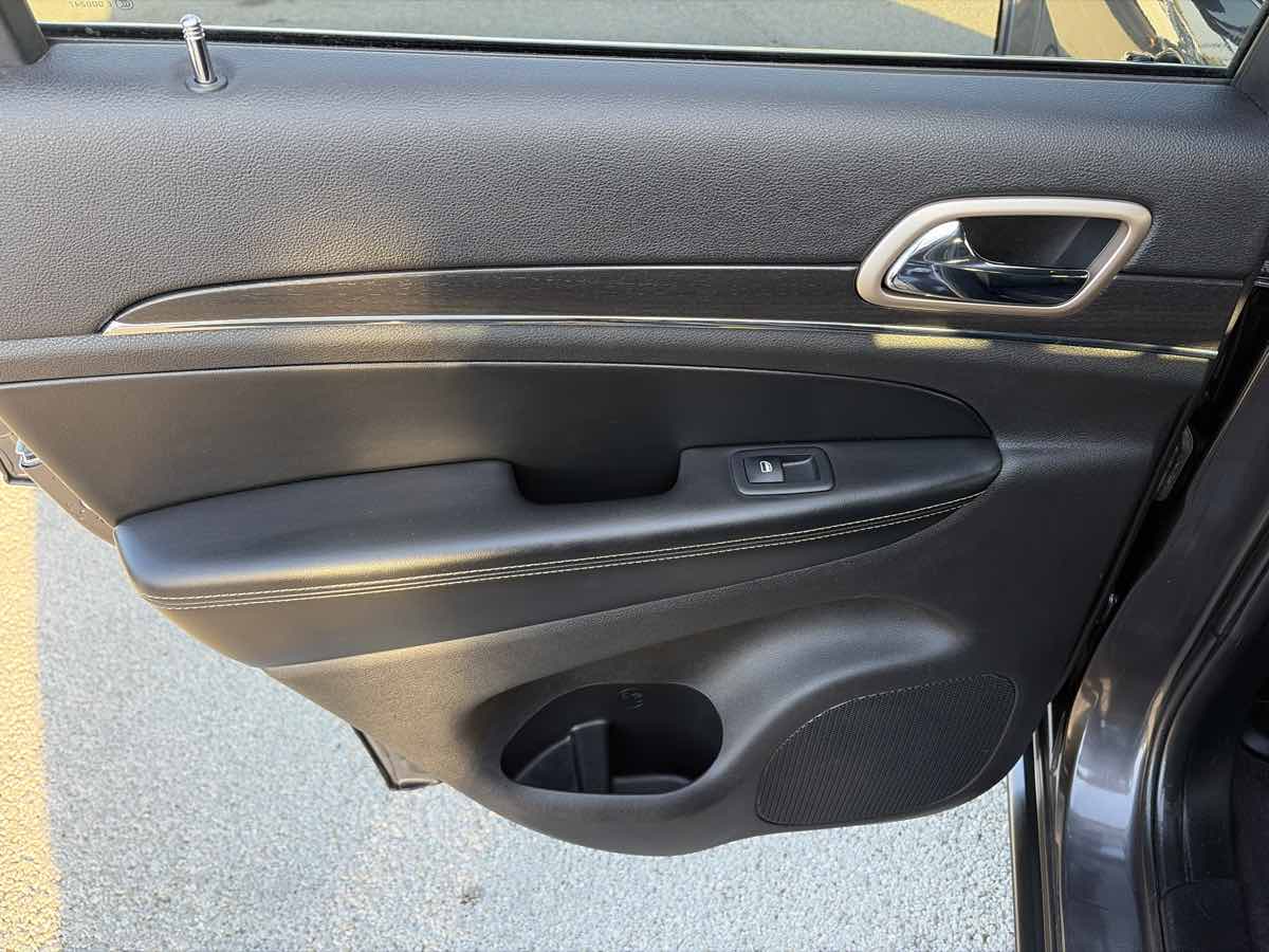 Jeep Grand Cherokee photo 14